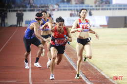 VĐV điền kinh Hà Tĩnh Trần Đình Sơn cùng đồng đội giành huy chương bạc SEA Games 31