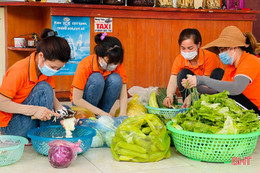 Hàng ngàn suất cơm miễn phí phục vụ chống dịch của nhóm bạn trẻ Hà Tĩnh