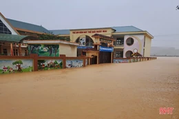 Nước lũ rút chậm, nhiều hộ dân ở Hà Tĩnh vẫn chịu cảnh ngập lụt