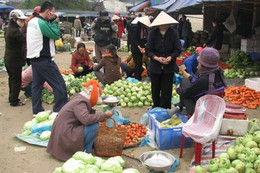 Thị trường Tết Tân Mão: Giá cả leo thang, nhiều mặt hàng không rõ nguồn gốc