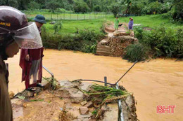 Hương Khê: Mưa lũ cuốn "bay" cầu dân sinh