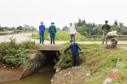 Tắc 800m kênh thoát thải, hàng chục hộ dân ở Lộc Hà sống trong ô nhiễm