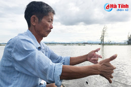 Săn “lộc trời” trên dòng nước lũ