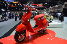 Vespa 946 RED và Primavera Touring Edition đẹp lộng lẫy