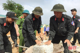 Tuổi trẻ Công an Hà Tĩnh tri ân anh hùng, giúp dân làm nông thôn mới