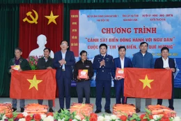 Hải đội 102 - Ban Dân vận Tỉnh ủy trao quà cho học sinh, ngư dân Thạch Hà