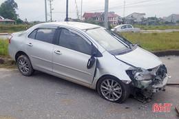 Túi khí bung, tài xế xe Vios may mắn thoát nạn