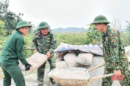 Gần 100 cán bộ, chiến sỹ giúp người dân miền núi Hà Tĩnh xây dựng nông thôn mới