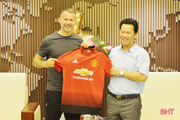 Cựu cầu thủ MU - Ryan Giggs chào xã giao lãnh đạo Hà Tĩnh