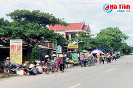 Có chợ vẫn bán… ngoài đường!