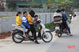 Tràn lan tình trạng phụ huynh Hà Tĩnh không đội mũ bảo hiểm cho con