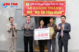 Trao hỗ trợ nhà mái ấm công đoàn, quà Tết cho gia đình khó khăn