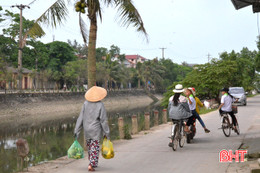 Bất an đường chật cận sông, không rào chắn!