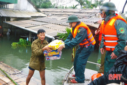 Bộ CHQS Hà Tĩnh hỗ trợ người dân vùng ngập lụt