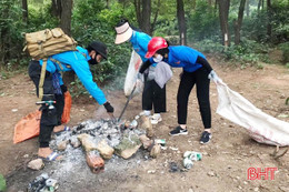 CÙNG SUY NGẪM: Sau kỳ nghỉ, đoàn viên phải thu gom rác cho du khách