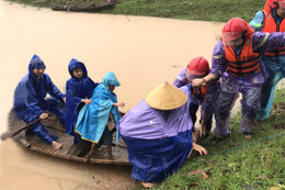 Hàng trăm cán bộ chiến sỹ Công an Hà Tĩnh giúp dân di dời trong mưa lũ