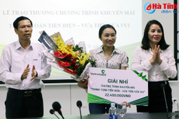 Khách hàng Hà Tĩnh trúng giải nhì “Thanh toán tiền điện, vừa tiện vừa vui”