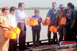 Nghi Xuân: Trao gần 50 cặp phao cứu sinh, dụng cụ nổi