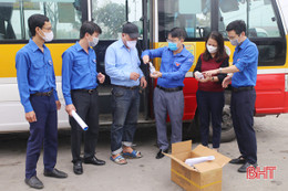 Lắp đặt 200 bình dung dịch rửa tay trên xe bus tại Hà Tĩnh