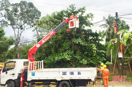 Điện lực Hương Khê chỉnh trang lưới điện, ứng phó mưa bão