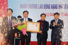 Quỹ TDND liên xã Cương Gián đón nhận Huân chương Lao động hạng Nhì