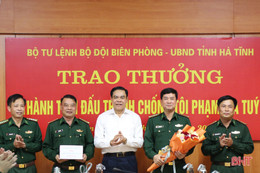 Trao thưởng thành tích phá đường dây ma túy xuyên quốc gia tại Hà Tĩnh