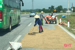 Hà Tĩnh chỉ đạo xử lý tình trạng sử dụng lòng, lề đường làm sân phơi, tuốt lúa