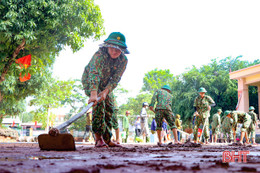 Dồn sức giúp “tâm lũ” Cẩm Xuyên khắc phục hậu quả lũ lụt