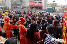 Có nên mua vàng ngày thần tài hay không