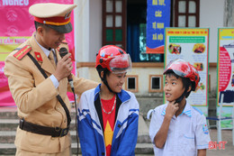 Gần 500 học sinh được giáo dục phòng, chống xâm hại tình dục và Luật Giao thông đường bộ