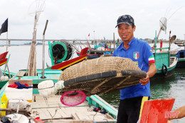 Xăng dầu “hạ nhiệt”, ngư dân Hà Tĩnh phấn khởi vươn khơi