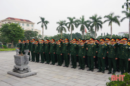 Cán bộ, chiến sỹ LLVT Hà Tĩnh tưởng nhớ Chủ tịch Hồ Chí Minh và các anh hùng liệt sỹ