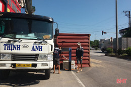 Thùng container rơi khỏi xe trên quốc lộ 1 qua Hà Tĩnh