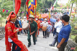 Đông đảo du khách thập phương về dự lễ hội đền Lê Khôi