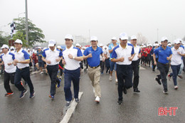 Lãnh đạo Hà Tĩnh cùng hơn 1.500 cán bộ, người dân tham gia chạy Olympic