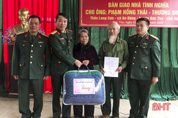 Bàn giao nhà tình nghĩa cho gia đình thương binh ở Đức Thọ