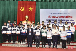 Trao hơn 7 tỷ đồng học bổng cho học sinh, sinh viên nghèo Hà Tĩnh