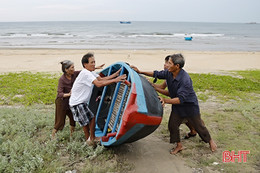 Người dân Hà Tĩnh khẩn trương triển khai ứng phó với bão Podul