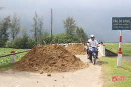 Cầu Đò Bang xuống cấp, xã bất đắc dĩ đổ đất ngăn xe tải trọng lớn