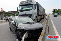 Camry mất lái đâm vào giải phân cách