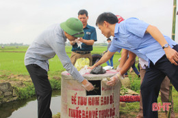 Thí điểm lắp bể thu gom vỏ bao thuốc bảo vệ thực vật trên đồng ruộng Thạch Hà