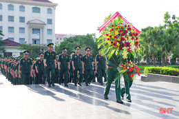 Đoàn đại biểu Đại hội Đảng bộ BĐBP Hà Tĩnh dâng hương báo công tại Khu lưu niệm Bác Hồ