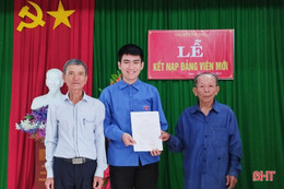 14 tân binh ở Can Lộc đứng vào hàng ngũ của Đảng