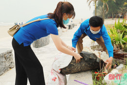 Huyện đoàn Nghi Xuân ra quân làm sạch biển