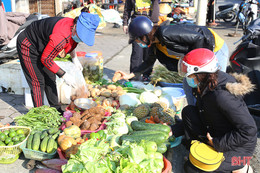 Tiểu thương Hà Tĩnh mở bán sớm, rau xanh đắt hàng