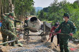 Đồn Biên phòng Bản Giàng giúp 2 xã biên giới ở Hương Khê xây dựng nông thôn mới