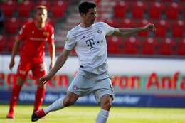 Lewandowski nới rộng khoảng cách với Messi trong cuộc đua Chiếc giày vàng