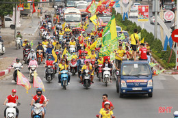 Cổ động viên Hà Tĩnh và Nghệ An cùng diễu hành tiếp lửa cho derby