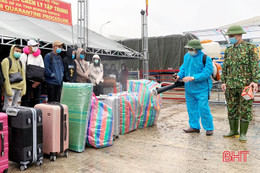 Tiếp nhận, cách ly 237 sinh viên Lào trở lại Hà Tĩnh học tập