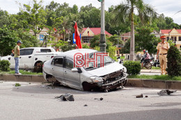 Toyota Vios "ngã quỵ" trên giải phân cách, 2 lốp chỏng chơ giữa đường